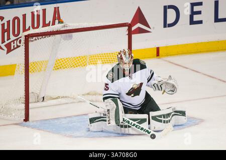 27. Oktober 2014: Darcy Kuemper (35), Torhüterin von Minnesota Wild, spielt während des Spiels zwischen den New York Rangers und den Minnesota Wild im Madison Square Garden in Manhattan, New York. Obligatorischer Kredit: Kostas Lymperopoulos/CSM (Kredit Bild: © Kostas Lymperopoulos/Cal Sport Media/ZUMAPRESS.com) Stockfoto