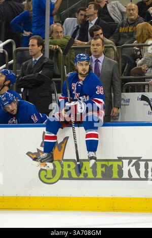 27. Oktober 2014: Mats Zuccarello (36) der New York Rangers sitzt auf den Brettern vor dem New York Rangers Cheftrainer Alain Vigneault während des Spiels zwischen den New York Rangers und den Minnesota Wild im Madison Square Garden in Manhattan. Die New York Rangers besiegen die Minnesota Wild mit 5:4. Obligatorischer Kredit: Kostas Lymperopoulos/CSM (Kredit Bild: © Kostas Lymperopoulos/Cal Sport Media/ZUMAPRESS.com) Stockfoto