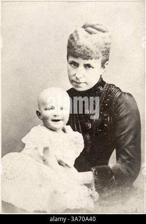 30. Juli 2014: Alfonso XIII. (1886-1941), König von Spanien, und Mutter, Maria Christina von Österreich, Königin Regentin (1858-1929), Porträt, Albumenkarte, ca. 1886 (Kreditbild: © Glasshouse/ZUMA Wire) Stockfoto