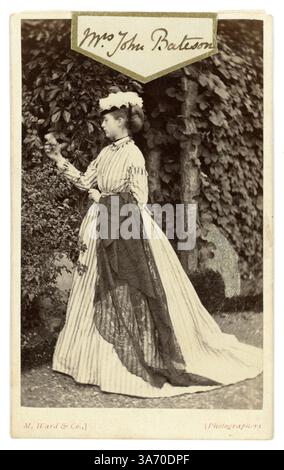 Original viktorianische Carte de Visite (Visitenkarte oder CDV) mit einem Label für das Visitenkartenalbum einer wunderschönen Victoranerin, viktorianische Dame, genannt Mrs. John Bateson, aus der Sammlung der Familie Arkwright, Hampton Court Castle Hereford, fotografiert von Marcus Ward & Co 13 Donegall Place, Belfast, Großbritannien um 1867 Stockfoto