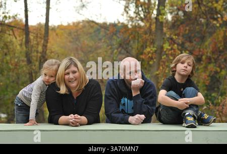 Oktober 30, 2014 - Owings Mills, MD, USA - Oren Miller wird zu Hause mit Frau Beth Blauer und ihren Kindern Madeline, 4, links, und Liam, gesehen. 6, rechts. Im Mai wurde bei Oren Lungenkrebs im Stadium 4 diagnostiziert. (Bild: © Amy Davis/TNS/ZUMA Wire) Stockfoto