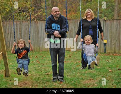 Oktober 30, 2014 - Owings Mills, MD, USA - Oren Miller wird zu Hause mit Frau Beth Blauer und ihren Kindern Liam, 6, links, und Madeline, gesehen. 4, rechts. Im Mai wurde bei Oren Lungenkrebs im Stadium 4 diagnostiziert. (Bild: © Amy Davis/TNS/ZUMA Wire) Stockfoto