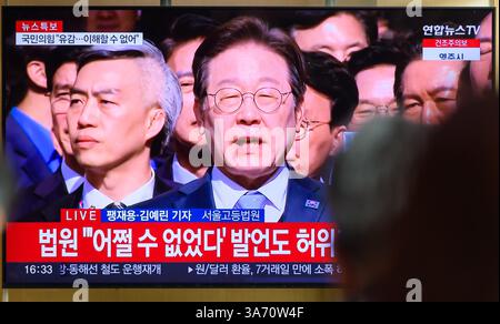 Seoul, Südkorea. März 2025. Eine 24-stündige Yonhap-Nachrichtensendung am Bahnhof Seoul zeigt Lee Jae-myung, Führer der wichtigsten oppositionellen Demokratischen Partei, mit Reportern vor dem Seoul High Court in Seoul zu sprechen, nachdem das Gericht eine Bewährungsstrafe gegen ihn aufgehoben hatte, weil er während der Wahlen 2022 als Präsidentschaftskandidat gelogen hatte und ihn von der Anklage freigesprochen hatte. Quelle: SOPA Images Limited/Alamy Live News Stockfoto