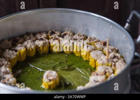 Chinesische gedämpfte Teigtaschen (Dim Sum) mit Sauce ist ein chinesisches Essen im Dampfgarer im chinesischen Restaurant Stockfoto