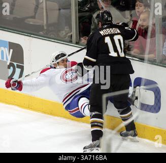 23. Dezember 2007 - Brenden Morrow (10) der Dallas Stars übergibt am Sonntag, 23. Dezember 2007, im American Airlines Center in Dallas, Texas einen harten Check auf Francis Bouillon (51) der Montreal Canadiens. (Jeffery Washington/Fort Worth Star-Telegram/MCT) (Kreditbild: © Jeffery Washington/MCT/ZUMAPRESS.com) Stockfoto
