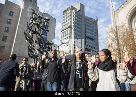 Dezember 2014 – Boston, Massachusetts, USA S - Demonstranten halten die Hände hoch während der Hands up Walk out Protest auf der Commonwealth Ave. In Boston, Mass. Am Montag, 1. Dezember 2014. (Bild: © Scott Eisen/ZUMA Wire) Stockfoto