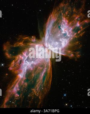 24. August 2009 - die hellen Sternhaufen und Nebel des Nachthimmels der Erde sind oft nach Blumen oder Insekten benannt. Obwohl die Spannweite über 3 Lichtjahre beträgt, ist NGC 6302 keine Ausnahme. Mit einer geschätzten Oberflächentemperatur von etwa 250.000 Grad C ist der sterbende Zentralstern dieses Planetennebels außergewöhnlich heiß geworden, hell in ultraviolettem Licht, aber verborgen von einem dichten Torus aus Staub. Diese scharfe und farbenfrohe Nahaufnahme des sterbenden Sternnebels wurde 2009 von der Wide Field Camera 3 des Hubble Weltraumteleskops aufgenommen, die während des letzten Shu installiert wurde Stockfoto