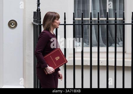 London, Großbritannien. März 2025. Die britische Finanzkanzlerin Rachel Reeves verlässt die Downing Street 11 vor der Ankündigung der Frühlingserklärung im Unterhaus. Quelle: Wiktor Szymanowicz/Alamy Live News Stockfoto