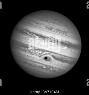 28. Oktober 2014 - dieser Trick, dass der Planet auf dich zurückblickt, ist eigentlich ein Hubble-Leckerbissen: Eine unheimliche, Nahaufnahme von Jupiter, dem größten Planeten unseres Sonnensystems. Hubble beobachtete die Veränderungen im Jupiters immense Great Red Spot (GRS) Sturm am 21. April 2014, als der Schatten des Jovian Mondes Ganymede über das Zentrum des Sturms fegte. Das gab dem riesigen Planeten den unheimlichen Anschein, eine Pupille in der Mitte eines 10.000 Meilen großen Auges zu haben. Einen Moment lang starrte Jupiter Hubble an wie ein einäugiger Riesenzyklopen. Klicken Sie auf das Bild, um den Jupiter aus der Ferne zu betrachten. Bild-Cred Stockfoto