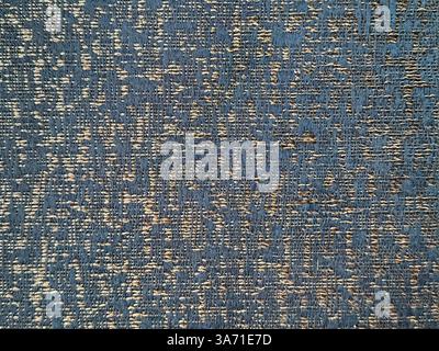 Close-up-Textur aus türkisblauem Polsterstoff, gewebter Baumwolle im Grunge- und Schmutzmuster. Dunkelblaues und goldfarbenes Gewebe, geeignet für Kleidung und Polster Stockfoto