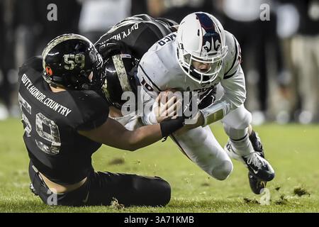 8. November 2014 - Bronx, NY, USA - die Armeeverteidiger Jon Voit und Jeremy Timpf stürzen UConn Quarterback Chandler Whitmer auf einen 13-Yard-Rausch, der UConn am Samstag, den 8. November 2014, im Yankee Stadium in Bronx, N.Y. brachte (Kreditbild: © Mark Mirko/TNS/ZUMA Wire) Stockfoto