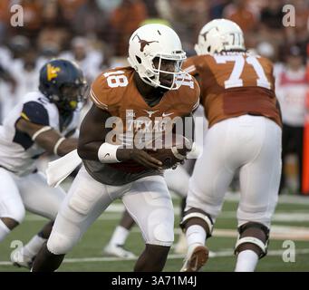 8. November 2014 - Austin, TX, USA - Texas Quarterback Tyrone Swoopes spielt in der zweiten Halbzeit im Texas-Memorial Stadium in Austin, Texas, am Samstag, den 8. November 2014 gegen West Virginia. Texas gewann mit 33:16. (Bild: © Deborah Cannon/TNS/ZUMA Wire) Stockfoto