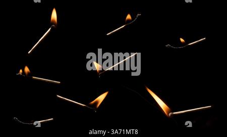 Beleuchtetes und fallendes Match auf schwarzem Hintergrund. Stockfoto