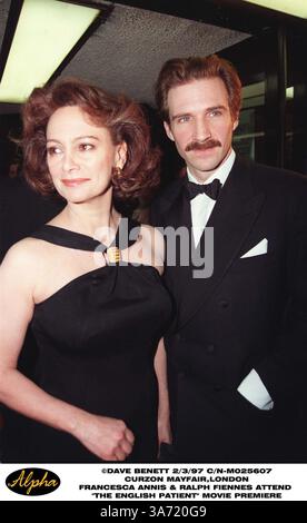 2. März 1997 - London, ENGLAND - 03.02.97 CURZON MAYFAIR, LONDON. FRANCESCA ANNIS & RALPH FIENNES ZU BESUCHEN. " DER englische PATIENT "Filmpremiere (Kredit-Bild: © Globe Photos/ZUMAPRESS.com) Stockfoto