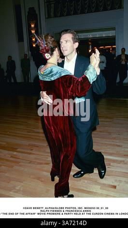 30. JANUAR 2000 - LONDON, GROSSBRITANNIEN - ©DAVE BENETT ALPHA/ M039253 30 01 00.RALPH FIENNES & FRANCESCA ANNIS.-''DAS ENDE DER AFFÄRE'' FILMPREMIERE & PARTY IM LONDONER CURZON CINEMA. (Kreditbild: © Globe Photos/ZUMAPRESS.com) Stockfoto