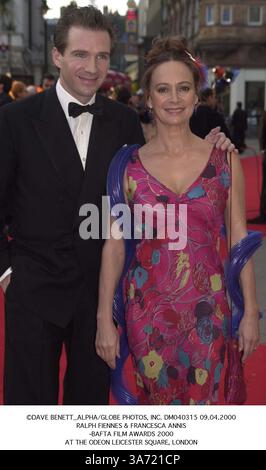 April 2000 - London, Großbritannien - ©DAVE BENETT ALPHA/ DM040315 09.04.2000.RALPH FIENNES & FRANCESCA ANNIS.-BAFTA FILM AWARDS 2000.AT THE ODEON LEICESTER SQUARE, LONDON(Credit Image: © Globe Photos/ZUMAPRESS.com) Stockfoto