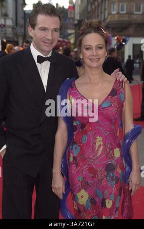 April 2000 - London, Großbritannien - ©DAVE BENETT ALPHA DM040315 09.04.2000.RALPH FIENNES & FRANCESCA ANNIS.-BAFTA FILM AWARDS 2000.AT THE ODEON LEICESTER SQUARE, LONDON(Credit Image: © Globe Photos/ZUMAPRESS.com) Stockfoto
