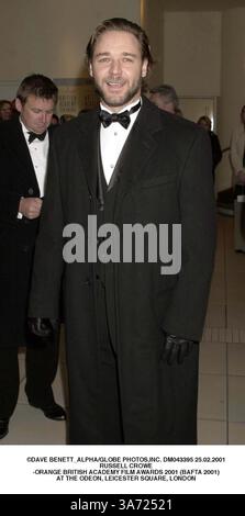 Februar 2001 - London, Großbritannien - ©DAVE BENETT ALPHA/ DM043395 25.02.2001.RUSSELL CROWE.-ORANGE BRITISH ACADEMY FILM AWARDS 2001 (BAFTA 2001).AT THE ODEON, LEICESTER SQUARE, LONDON(Credit Image: © Globe Photos/ZUMAPRESS.com) Stockfoto