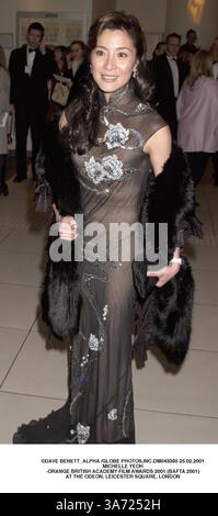 Februar 2001 - London, Großbritannien - ©DAVE BENETT ALPHA / DM043395 25.02.2001.MICHELLE YEOH.-ORANGE BRITISH ACADEMY FILM AWARDS 2001 (BAFTA 2001).AT THE ODEON, LEICESTER SQUARE, LONDON(Credit Image: © Globe Photos/ZUMAPRESS.com) Stockfoto