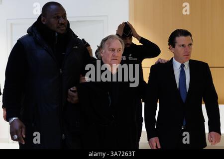 Paris, Frankreich. März 2025. Der französische Schauspieler Gerard Depardieu (L) kehrt mit seinem Anwalt Jeremie Assous (R) in den Gerichtssaal zurück, nachdem er eine Pause während seines Prozesses hatte, in dem er wegen sexuellen Angriffs auf zwei Frauen während eines Filmdrehs im Jahr 2021 vor dem Pariser Strafgericht am 26. März 2025 angeklagt wird. Depardieu, 76, die mehr als 200 Filme und Fernsehserien gedreht hat, wurde von etwa 20 Frauen des unangemessenen Verhaltens beschuldigt, aber dies ist der erste Fall, der vor Gericht gestellt wurde. Quelle: ZUMA Press, Inc./Alamy Live News Stockfoto