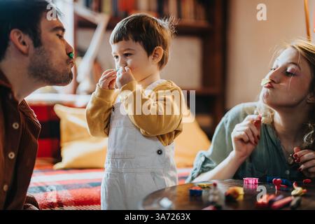 Familie genießt spielerische Zeit mit Kind im Haus Stockfoto