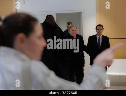Paris, Frankreich. März 2025. Der französische Schauspieler Gerard Depardieu (L) kehrt mit seinem Anwalt Jeremie Assous (R) in den Gerichtssaal zurück, nachdem er eine Pause während seines Prozesses hatte, in dem er wegen sexuellen Angriffs auf zwei Frauen während eines Filmdrehs im Jahr 2021 vor dem Pariser Strafgericht am 26. März 2025 angeklagt wird. Depardieu, 76, die mehr als 200 Filme und Fernsehserien gedreht hat, wurde von etwa 20 Frauen des unangemessenen Verhaltens beschuldigt, aber dies ist der erste Fall, der vor Gericht gestellt wurde. Quelle: ZUMA Press, Inc./Alamy Live News Stockfoto