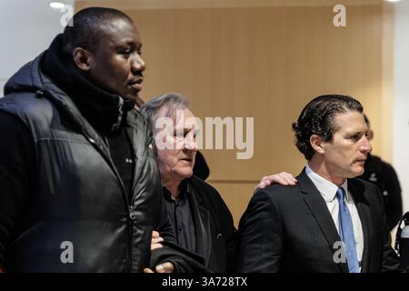 Paris, Frankreich. März 2025. Der französische Schauspieler Gerard Depardieu (L) kehrt mit seinem Anwalt Jeremie Assous (R) in den Gerichtssaal zurück, nachdem er eine Pause während seines Prozesses hatte, in dem er wegen sexuellen Angriffs auf zwei Frauen während eines Filmdrehs im Jahr 2021 vor dem Pariser Strafgericht am 26. März 2025 angeklagt wird. Depardieu, 76, die mehr als 200 Filme und Fernsehserien gedreht hat, wurde von etwa 20 Frauen des unangemessenen Verhaltens beschuldigt, aber dies ist der erste Fall, der vor Gericht gestellt wurde. Quelle: ZUMA Press, Inc./Alamy Live News Stockfoto