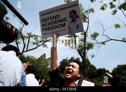 16. Oktober 2014 - Kuala Lumpur, Malaysia - Malaysier gehen für Frieden und Freiheit vor das Parlament in Kuala Lumpur, um ein Memorandum gegen den Sedition Act zu fordern. (Bild: © Hafiz Sohaimi/ZUMA Wire/ZUMAPRESS.com) Stockfoto