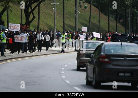 16. Oktober 2014 - Kuala Lumpur, Malaysia - Malaysier gehen für Frieden und Freiheit vor das Parlament in Kuala Lumpur, um ein Memorandum gegen den Sedition Act zu fordern. (Bild: © Hafiz Sohaimi/ZUMA Wire/ZUMAPRESS.com) Stockfoto