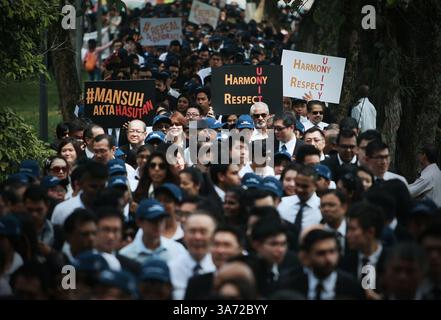 16. Oktober 2014 - Kuala Lumpur, Malaysia - Malaysier gehen für Frieden und Freiheit vor das Parlament in Kuala Lumpur, um ein Memorandum gegen den Sedition Act zu fordern. (Bild: © Hafiz Sohaimi/ZUMA Wire/ZUMAPRESS.com) Stockfoto