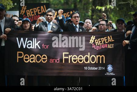 16. Oktober 2014 - Kuala Lumpur, Malaysia - Anwälte und Malaysier gehen zum Parlament in Kuala Lumpur, um ein Memorandum gegen das Sedition Act zu fordern. (Bild: © Hafiz Sohaimi/ZUMA Wire/ZUMAPRESS.com) Stockfoto