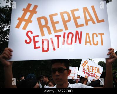 16. Oktober 2014 - Kuala Lumpur, Malaysia - Malaysier gehen für Frieden und Freiheit vor das Parlament in Kuala Lumpur, um ein Memorandum gegen den Sedition Act zu fordern. (Bild: © Hafiz Sohaimi/ZUMA Wire/ZUMAPRESS.com) Stockfoto