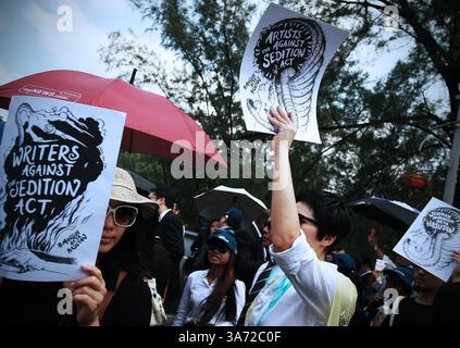 16. Oktober 2014 - Kuala Lumpur, Malaysia - Malaysier gehen für Frieden und Freiheit vor das Parlament in Kuala Lumpur, um ein Memorandum gegen den Sedition Act zu fordern. (Bild: © Hafiz Sohaimi/ZUMA Wire/ZUMAPRESS.com) Stockfoto