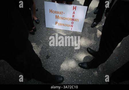 16. Oktober 2014 - Kuala Lumpur, Malaysia - Malaysier gehen für Frieden und Freiheit vor das Parlament in Kuala Lumpur, um ein Memorandum gegen den Sedition Act zu fordern. (Bild: © Hafiz Sohaimi/ZUMA Wire/ZUMAPRESS.com) Stockfoto