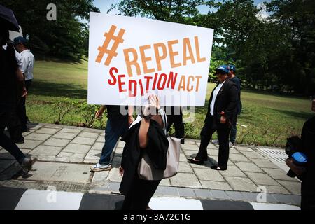 16. Oktober 2014 - Kuala Lumpur, Malaysia - Malaysier gehen für Frieden und Freiheit vor das Parlament in Kuala Lumpur, um ein Memorandum gegen den Sedition Act zu fordern. (Bild: © Hafiz Sohaimi/ZUMA Wire/ZUMAPRESS.com) Stockfoto