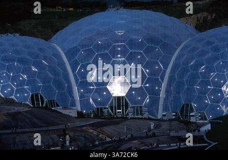 Januar 2011 - K33395 EDEN-PROJEKT, GROSSBRITANNIEN. DAS FLAGGSCHIFF FEUCHTE TROPEN-BIOME. PAUL QUAYLE/ 2003(Bild: © Globe Photos/ZUMAPRESS.com) Stockfoto