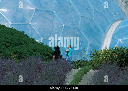 Januar 2011 - K33395 EDEN-PROJEKT, GROSSBRITANNIEN. BESUCHER UNTER DEM LAVENDEL MIT FEUCHTEN TROPENBIOMEN IM HINTERGRUND. PAUL QUAYLE/ 2003(Bild: © Globe Photos/ZUMAPRESS.com) Stockfoto