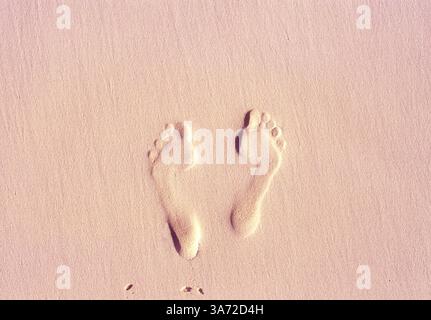 Blick von oben auf die Bodenabdrücke im Sand Stockfoto