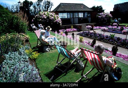 1. JANUAR 2011 - MIT DEN LIEGESTÜHLEN, DIE HIER IM PREISGEKRÖNTEN FLORAL PARK MIT BLICK AUF DIE KÜSTE IN SIDMOUTH GEMIETET WERDEN KONNTEN, EINEM TYPISCH ALTMODISCHEN BADEORT, DER BESONDERS BEI ÄLTEREN MENSCHEN BELIEBT IST. DIE JURASSIC COAST IST EIN ABSCHNITT DES LÄNGSTEN WANDERWEGS GROSSBRITANNIENS, DER NATIONAL TRAIL 630 MILE SOUTH WEST COAST PATH, UND IST ENGLANDS EINZIGE NATURSTÄTTE, DIE ZUM WELTKULTURERBE GEHÖRT. PAUL QUAYLE/ K36507PQ(Bild: © Globe Photos/ZUMAPRESS.com) Stockfoto