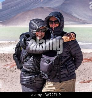 Porträt eines lächelnden Seniorenpaares in der Atacamawüste Stockfoto