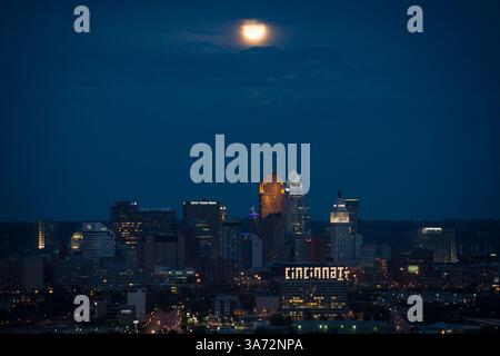 4. September 2012 - Ein seltener zweiter Vollmond des Monats, bekannt als „Blauer Mond“, wird am Freitag, dem 31. August 2012, über Cincinnati gesehen. Die Familie von Apollo 11 Astronaut Neil Armstrong hielt in Cincinnati eine Gedenkfeier ab, die sein Leben feierte. Armstrong, der erste Mann, der während der Apollo-11-Mission 1969 auf dem Mond spazierte, starb am 25. August. Er war 82. (Kreditbild: © NASA/ZUMA Wire) Stockfoto