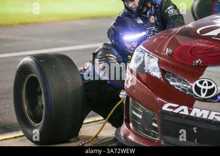 11. Oktober 2014 - Concord, North Carolina, USA - Concord, NC - 11. Oktober 2014: Sprinten Sie Schale Reihe Treiber braucht Alex Bowman (23) einen Boxenstopp bei der Bank of America 500 auf dem Charlotte Motor Speedway in Concord, North Carolina. (Kredit-Bild: © Andy Martin Jr./ZUMA Draht) Stockfoto