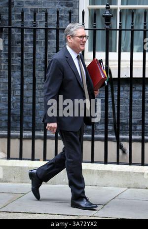 Der britische Premierminister Keir Starmer verlässt die Downing Street 10, um an der wöchentlichen Sitzung der Fragen des Premierministers teilzunehmen. Stockfoto