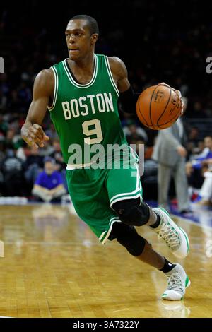 19. November 2014: Boston Celtics Garde Rajon Rondo (9) im NBA-Spiel zwischen den Boston Celtics und den Philadelphia 76ers im Wells Fargo Center in Philadelphia, Pennsylvania. Die Boston Celtics gewannen von 101 bis 90. (Bild: © Chris Szagola/Cal Sport Media/ZUMAPRESS.com) Stockfoto