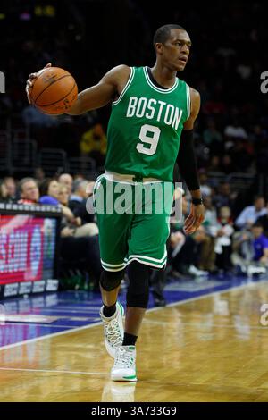 19. November 2014: Boston Celtics Garde Rajon Rondo (9) im NBA-Spiel zwischen den Boston Celtics und den Philadelphia 76ers im Wells Fargo Center in Philadelphia, Pennsylvania. Die Boston Celtics gewannen von 101 bis 90. (Bild: © Chris Szagola/Cal Sport Media/ZUMAPRESS.com) Stockfoto