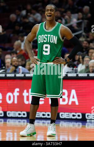 19. November 2014: Boston Celtics Garant Rajon Rondo (9) beobachtet während des NBA-Spiels zwischen den Boston Celtics und den Philadelphia 76ers im Wells Fargo Center in Philadelphia, Pennsylvania. Die Boston Celtics gewannen von 101 bis 90. (Bild: © Chris Szagola/Cal Sport Media/ZUMAPRESS.com) Stockfoto