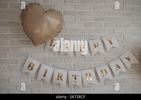 Happy Birthday Steine über zwei Holzstücken mit Grashintergrund Stockfoto