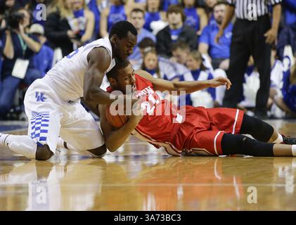21. November 2014 – Lexington, KY, USA – Dominique Hawkins, links, geht am Freitag, den 21. November 2014 in Lexington, Ky, zu Boden, um den Ball von Cedric Hankerson (21) der Boston University zu holen. (Abbildung: © Mark Cornelison/TNS/ZUMA Wire) Stockfoto