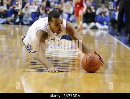 21. November 2014 - Lexington, KY, USA - Trey Lyles aus Kentucky geht am Freitag, den 21. November 2014, in der Rupp Arena in Lexington, Ky, zu einem losen Ball gegen die Boston University. Kentucky gewann 89:65. (Abbildung: © Mark Cornelison/TNS/ZUMA Wire) Stockfoto