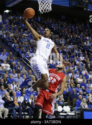 21. November 2014 - Lexington, KY, USA - der Kentucky-Spieler Aaron Harrison (2) ging am Freitag, den 21. November 2014, in der Rupp Arena in Lexington, Ky, auf Nathan Dieudonne (22) der Boston University. Kentucky gewann 89:65. (Abbildung: © Mark Cornelison/TNS/ZUMA Wire) Stockfoto